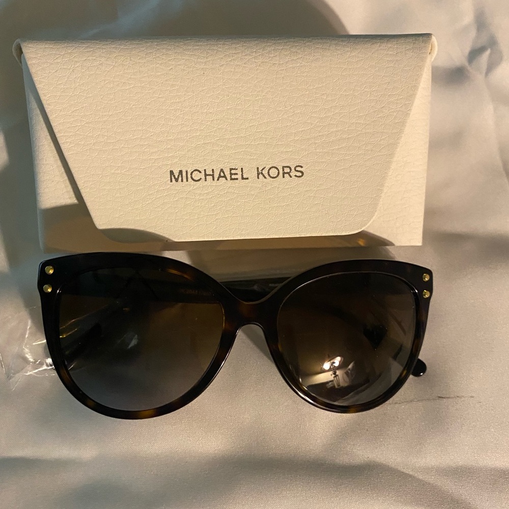 Glasses - Picture 2 of 2